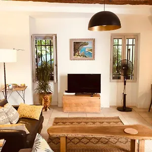 https://sous-le-clocher.fr-provencehotel.com